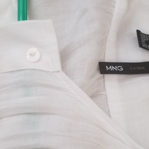 white sleeveless shirt